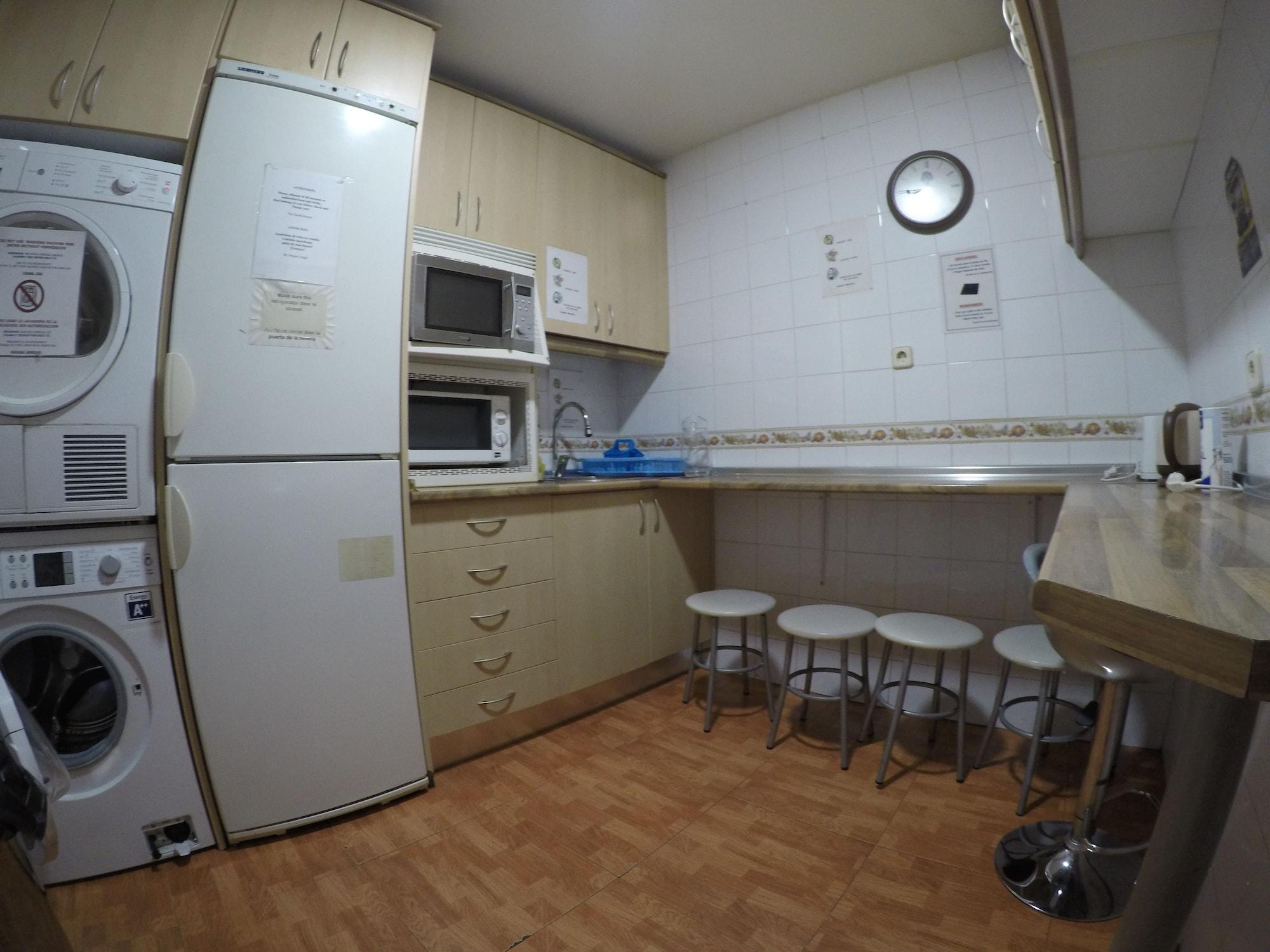 Хостел Rc Miguel Angel Мадрид Экстерьер фото A typical kitchen in a hostel