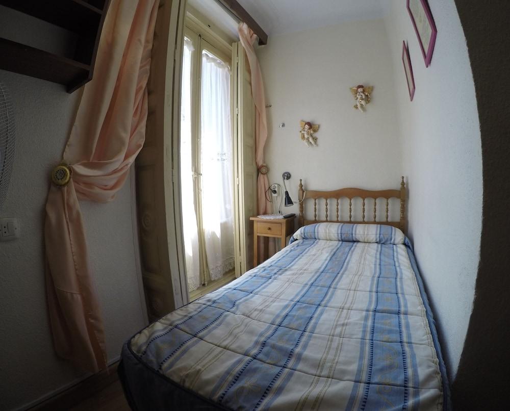 Хостел Rc Miguel Angel Мадрид Экстерьер фото A single room in a Spanish hostel